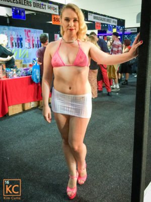 KimCums-The-mange-Outfits-of-Kim-at-Sexpo_087953.jpg
