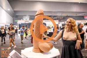 Kim Cums: Ein Kim Cums Tag mit - Topless bei Sexpo