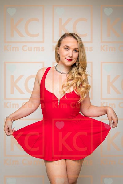 Kim Cums: Sizzling Red Minikleid