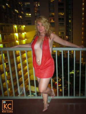 Sletterige rode jurk met diepe halslijn