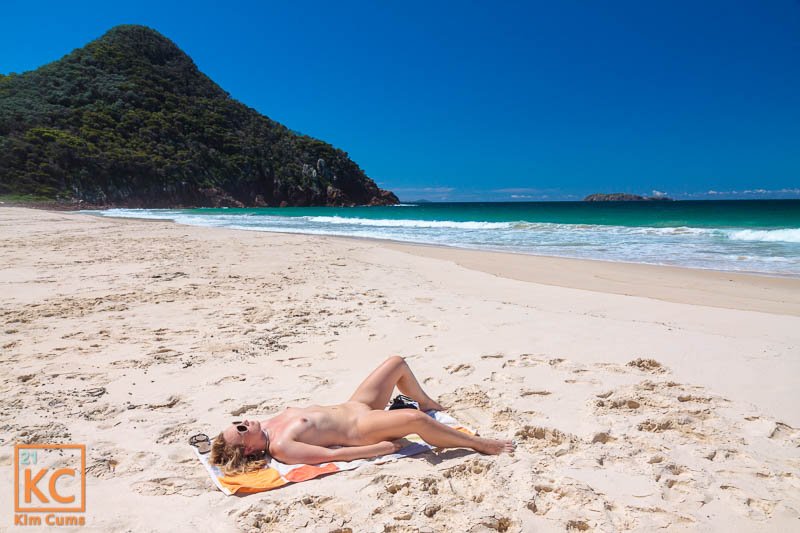 Kim Cums: Γυμνή ηλιοθεραπεία στην παραλία Aussie