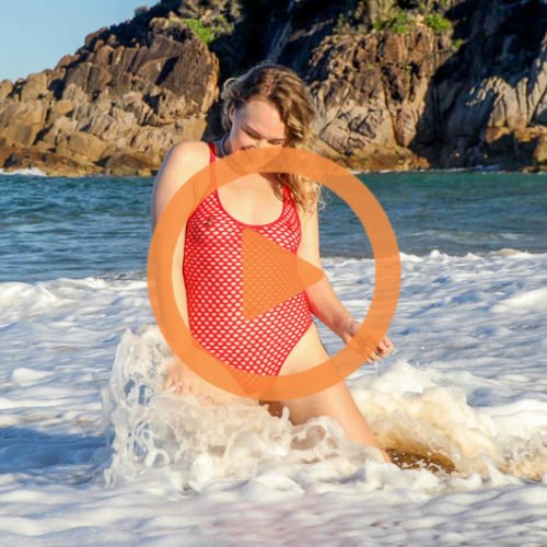 Kim Cums: Biquíni de praia esguichando