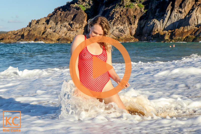 Kim Cums: сквирт на пляже в бикини