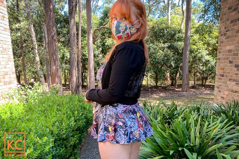 Kim Cums: Monster mini-jurk en laarzen