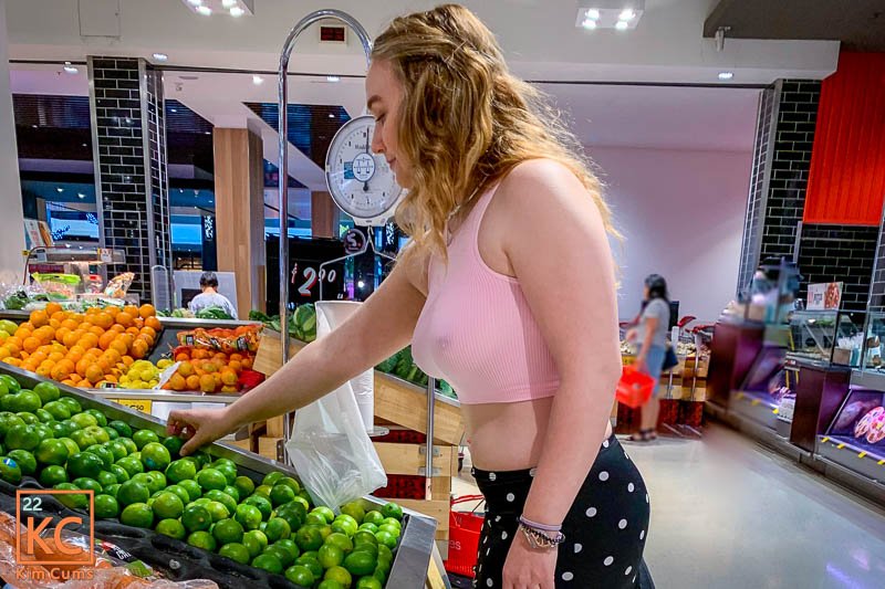 Kim Cums : une fille sans soutien-gorge au supermarché