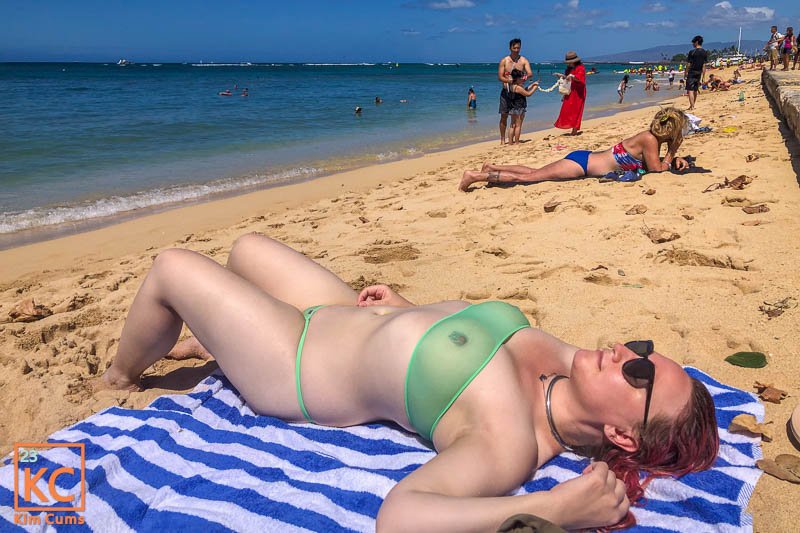 Kim Cums: prendere il sole hawaiano